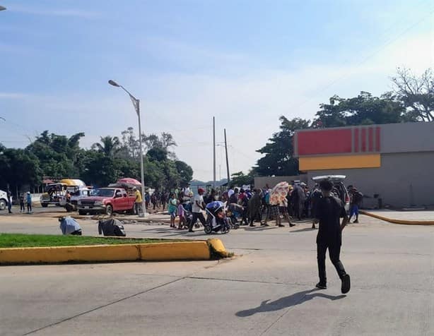 Caravana de migrantes centroamericanos pasan por Veracruz rumbo a Estados Unidos |VIDEO