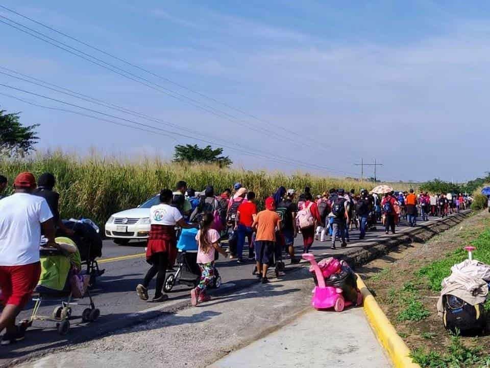 Caravana de migrantes centroamericanos pasan por Veracruz rumbo a Estados Unidos |VIDEO