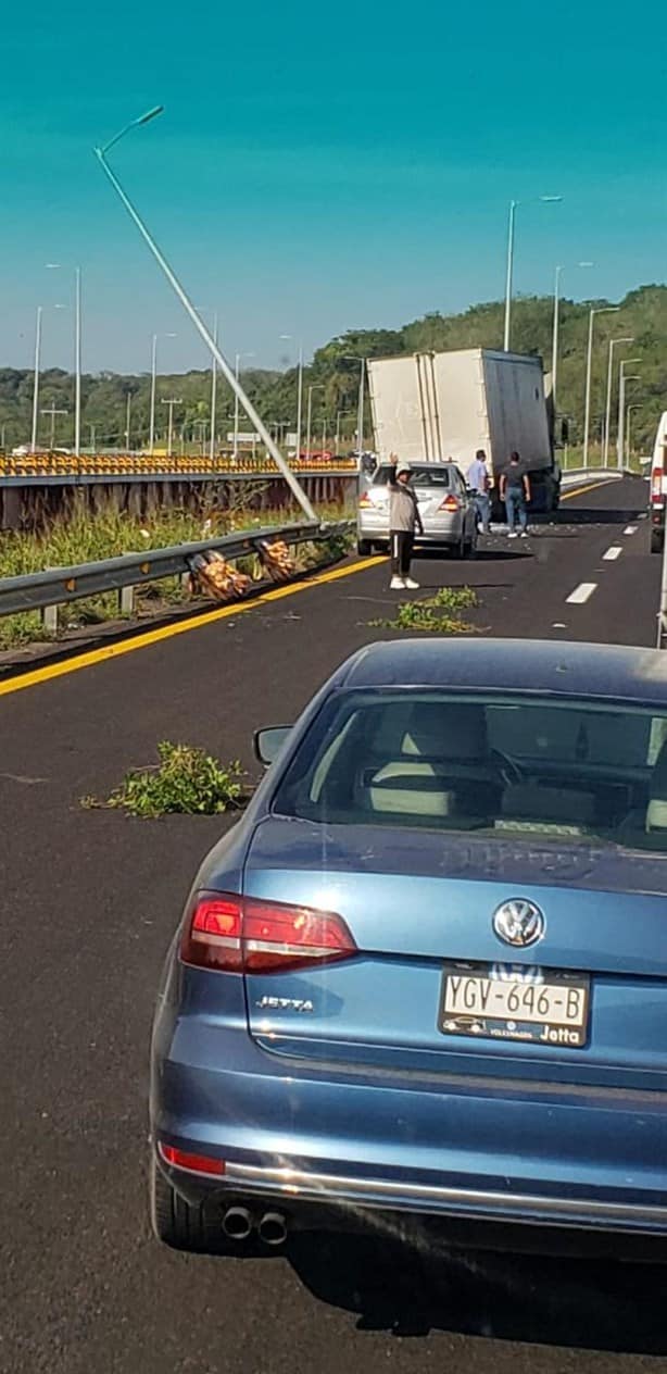 Conductor de camión pierde el control y casi cae al río La Antigua