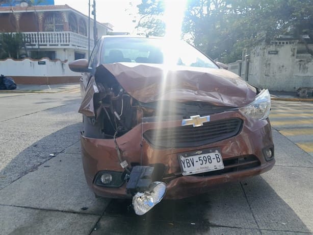 Dos automovilistas se impactan en Veracruz y provocan importantes daños