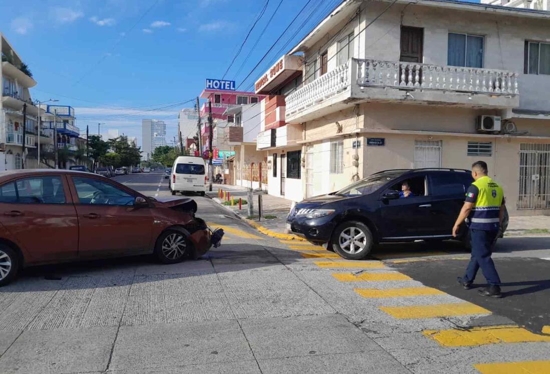 Dos automovilistas se impactan en Veracruz y provocan importantes daños
