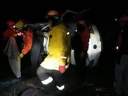 Choque y volcadura de dos camionetas deja dos muertos en Las Vigas 