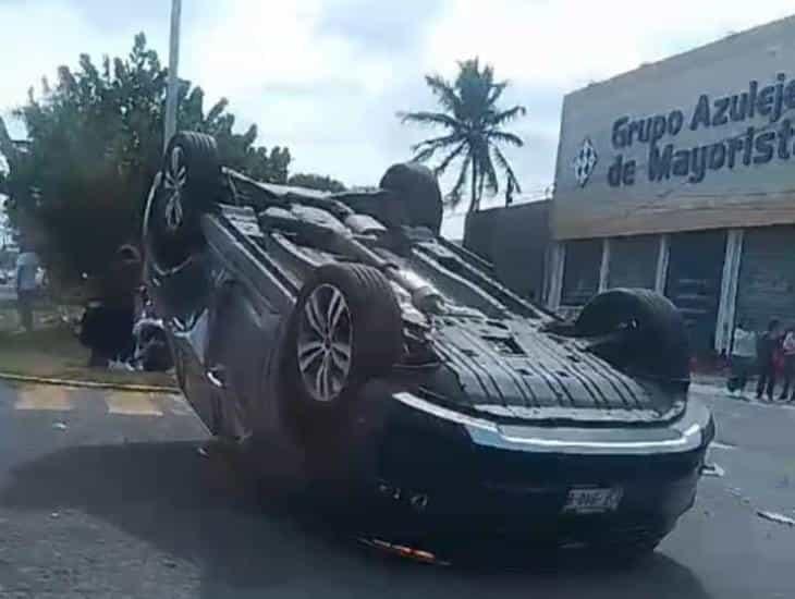 Camioneta termina volcada tras accidente en Veracruz