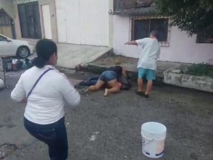 Dos mujeres se lanzan a los golpes en Boca del Río y llega la policía
