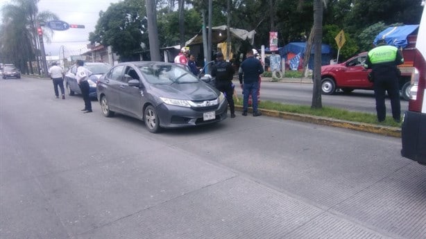 Choque entre auto y tráiler en bulevar de Córdoba deja dos personas lesionadas