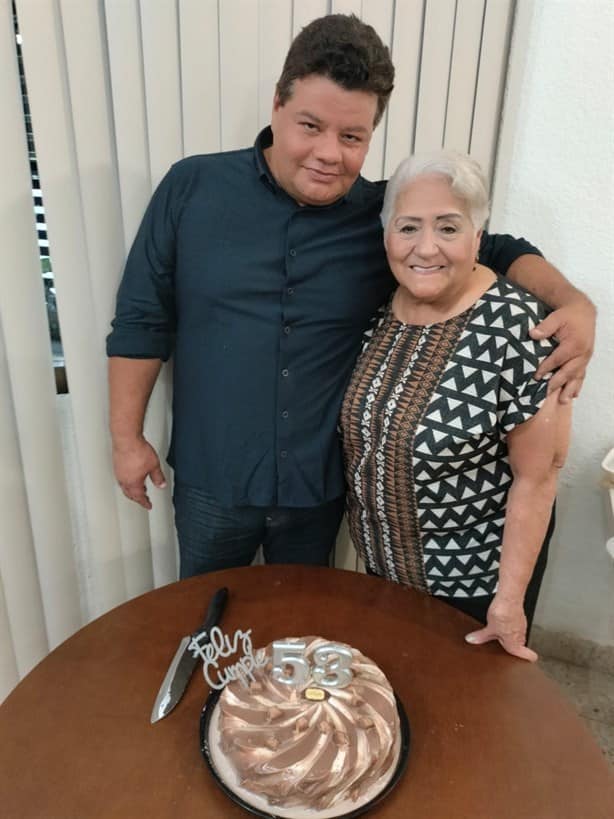 Humberto Camargo Chávez disfruta pastel de cumpleaños
