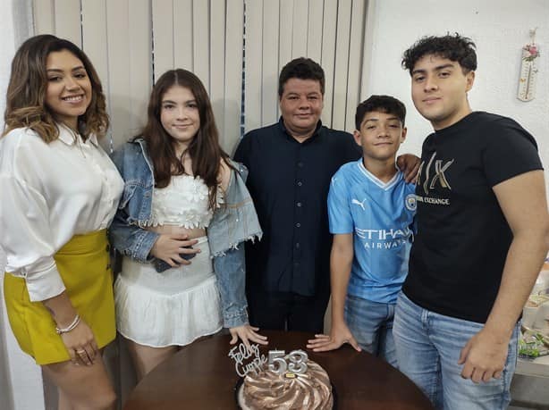 Humberto Camargo Chávez disfruta pastel de cumpleaños