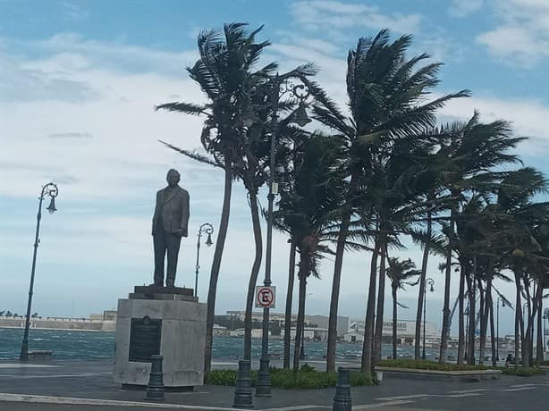 Pese a norte explosivo turistas visitan el malecón de Veracruz
