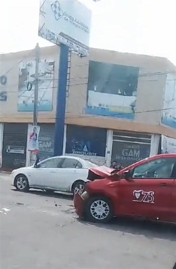 Camioneta termina volcada tras accidente en Veracruz