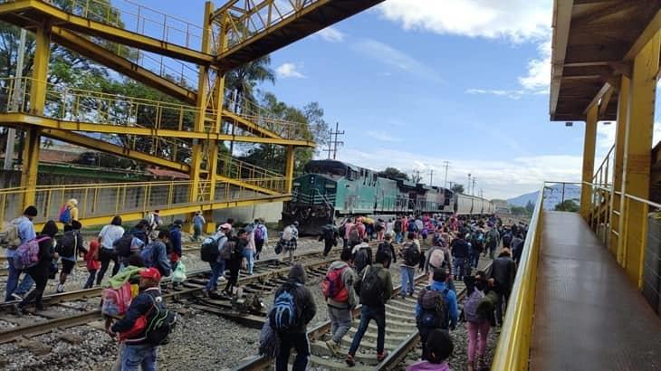 Caravana de aproximadamente 350 migrantes llega a Río Blanco