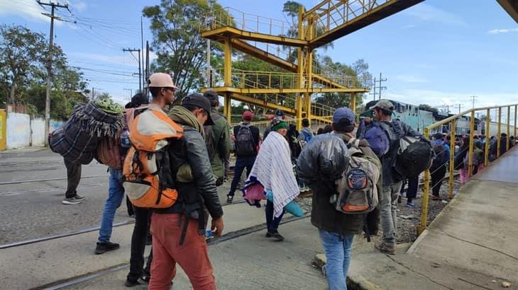 Caravana de aproximadamente 350 migrantes llega a Río Blanco