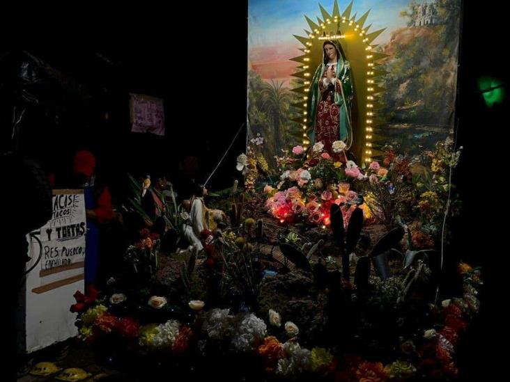 A oscuras, peregrinos llegan a ver a la Virgen en Poza Rica
