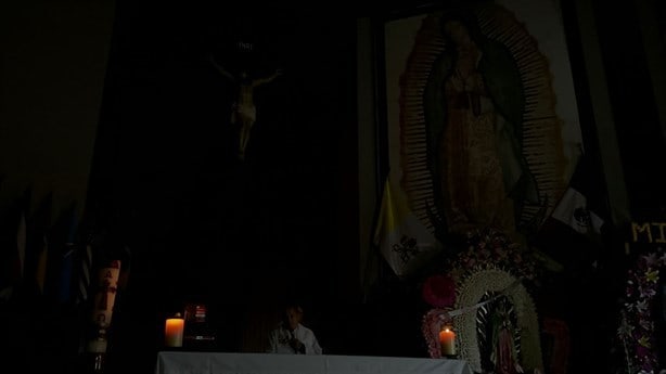 A oscuras, peregrinos llegan a ver a la Virgen en Poza Rica