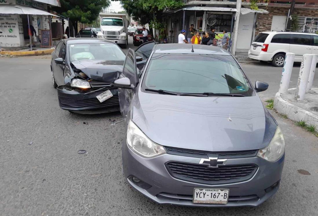 Automóviles chocan en calles de la colonia Nueva Era, en Boca del Río