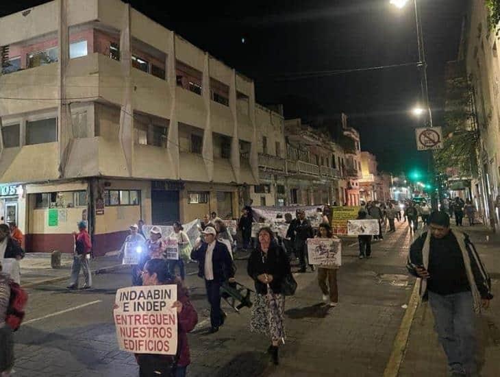 Maniobristas marchan en calles del centro de Veracruz