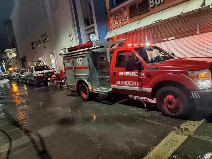 Queda atrapado hasta la madrugada en elevador recién estrenado de Coppel-Xalapa