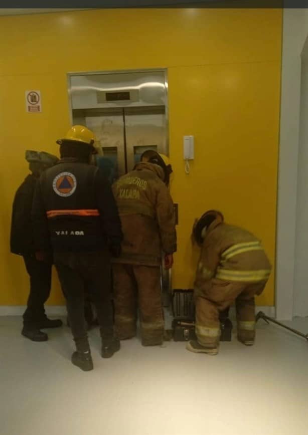 Queda atrapado hasta la madrugada en elevador recién estrenado de Coppel-Xalapa