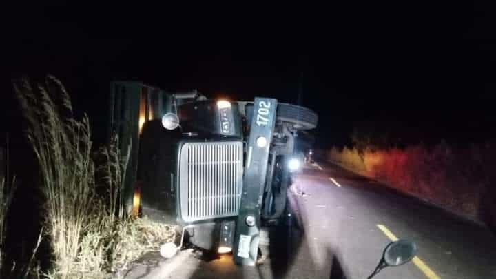 Vuelca camión cañero en Medellín de Bravo; llevaba mucha carga
