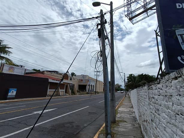 Denuncian postes en mal estado y cables enredados en Boca del Río