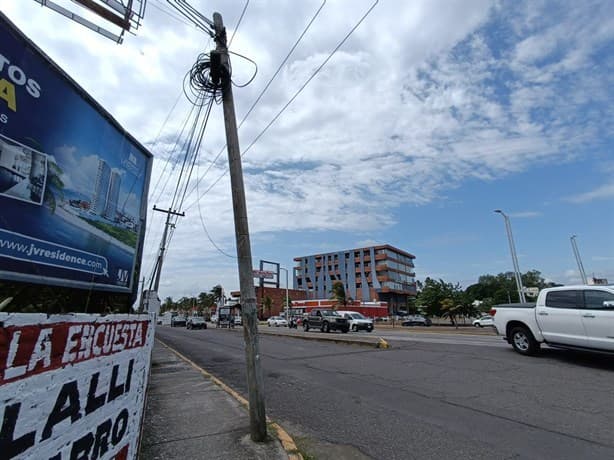 Denuncian postes en mal estado y cables enredados en Boca del Río
