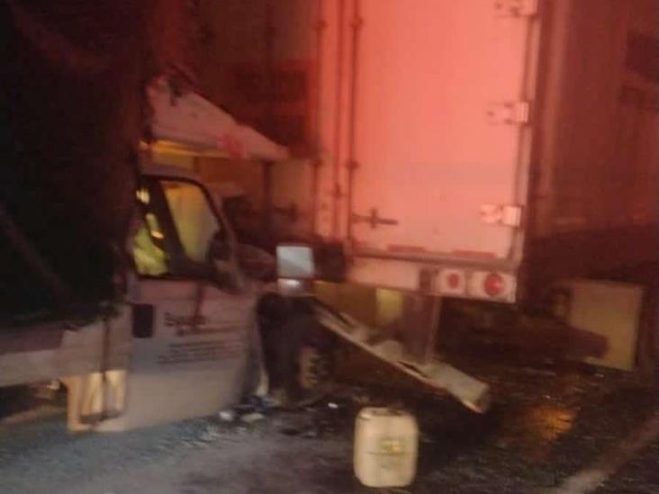 Camiones de carga protagonizan choque en la autopista Acatzingo-Ciudad Mendoza