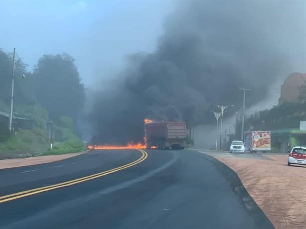 Tráiler se convierte en una bola de fuego en carretera Xalapa-Perote (+ Video)