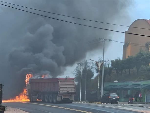 Tráiler se convierte en una bola de fuego en carretera Xalapa-Perote (+ Video)