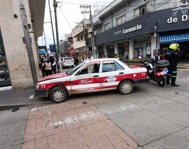 En Córdoba, lesionados y destrozos deja colisión entre camioneta y taxi