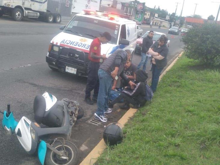 Taxista embiste a motociclista en el bulevar Xalapa-Banderilla