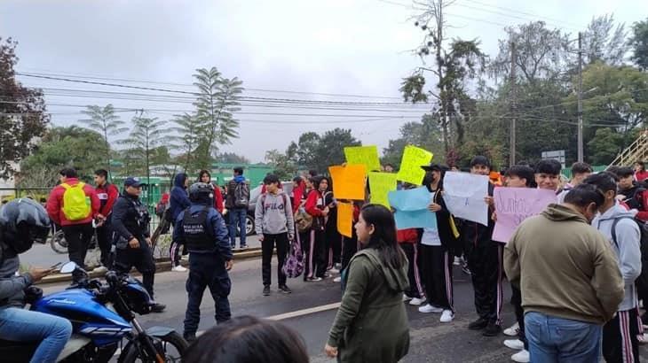 Bloquean la carretera Xalapa-Coatepec; exigen destitución de la directora del Bachillerato Joaquín Ramírez Cabañas