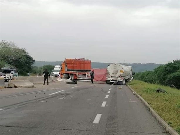 Tres camiones se impactan y terminan volcados en Cosamaloapan