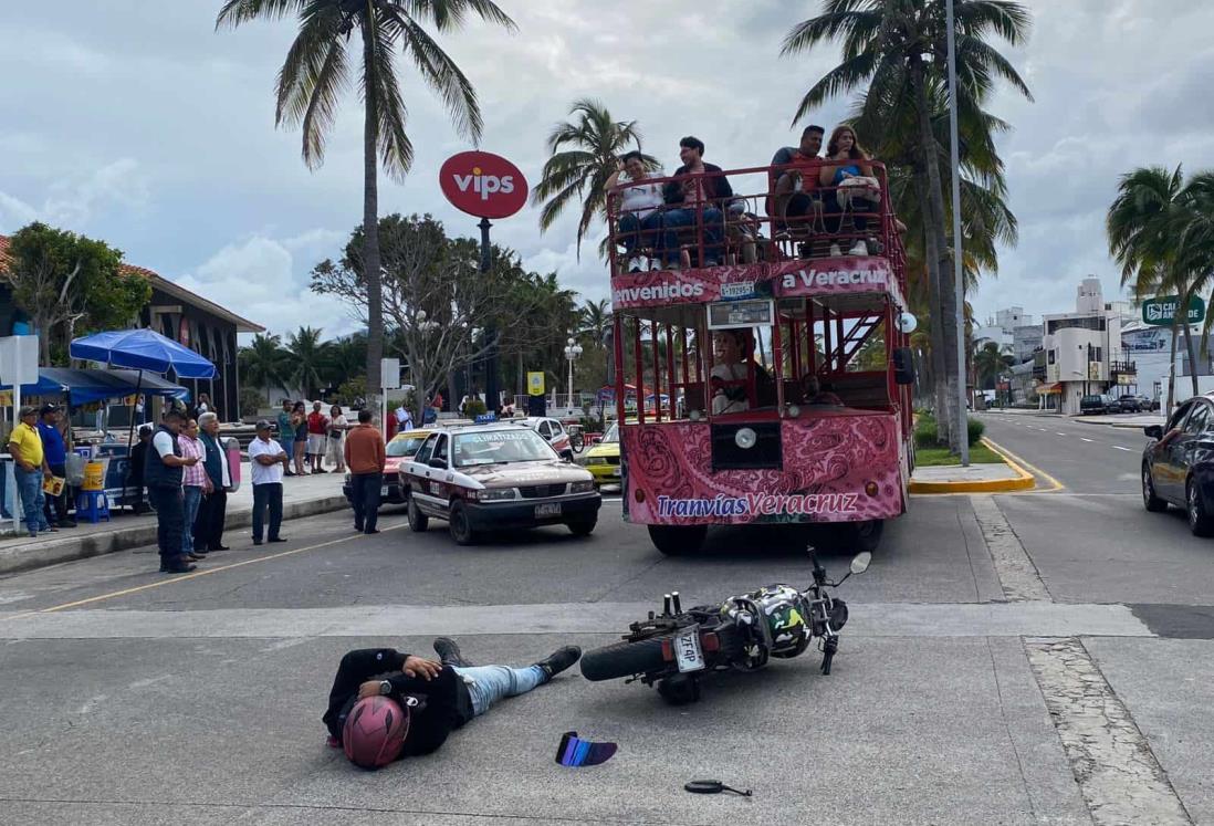Motociclista se estrella contra taxi frente al Acuario de Veracruz