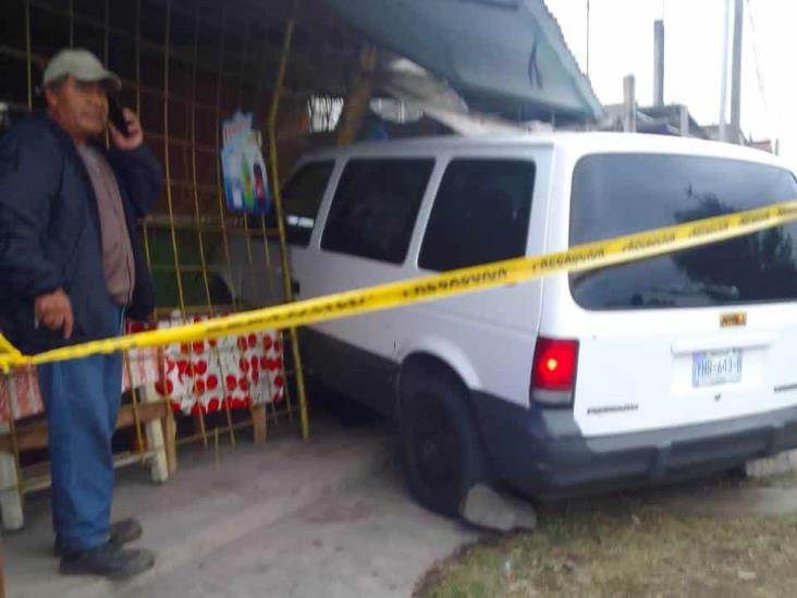 Camioneta pierde el control y termina adentro de tienda, en Ixhuatlancillo