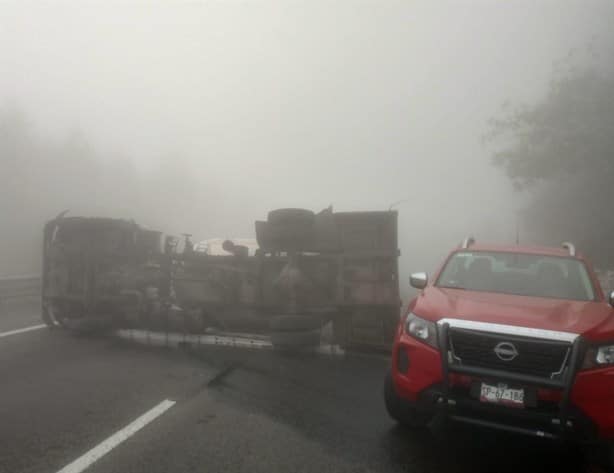 Vuelca camión que transportaba pipa de gas, en las Cumbres de Maltrata