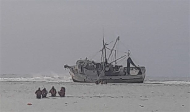 Rescatan a seis pescadores y buscan a capitán desaparecido en el mar de Tuxpan