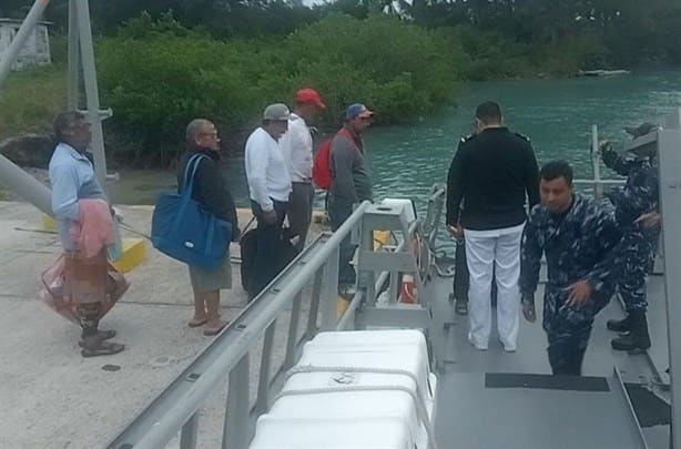 Rescatan a seis pescadores y buscan a capitán desaparecido en el mar de Tuxpan