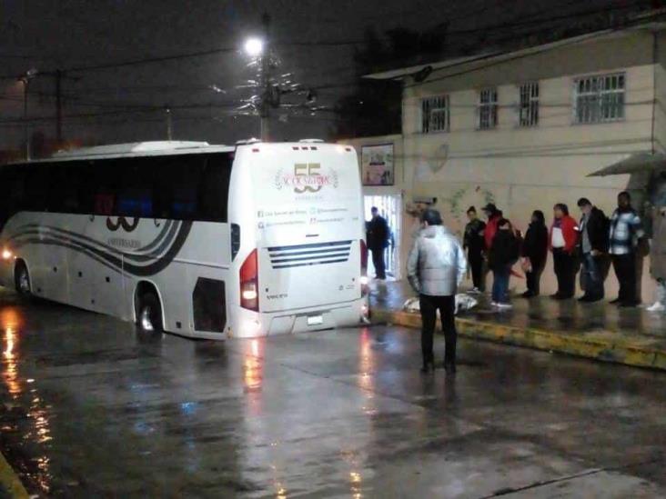 Autobús de Los Socios del Ritmo cae en socavón en Xalapa