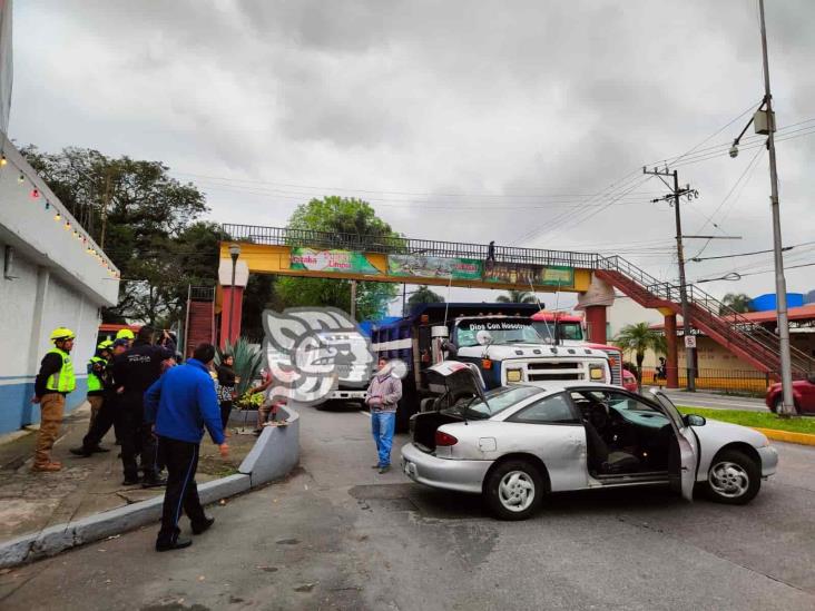 Torton impacta a auto particular en calles de Orizaba