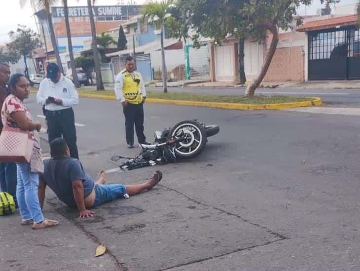 Motociclista termina en el pavimento tras impactar con un automóvil en Veracruz