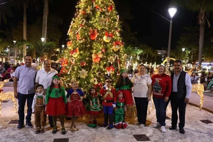 Encienden árbol de Navidad e instalan villa iluminada en Cardel, Veracruz