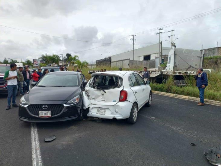 Tráiler se lleva de corbata dos autos en la carretera Xalapa-Veracruz