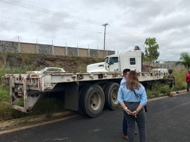 Tráiler se lleva de corbata dos autos en la carretera Xalapa-Veracruz