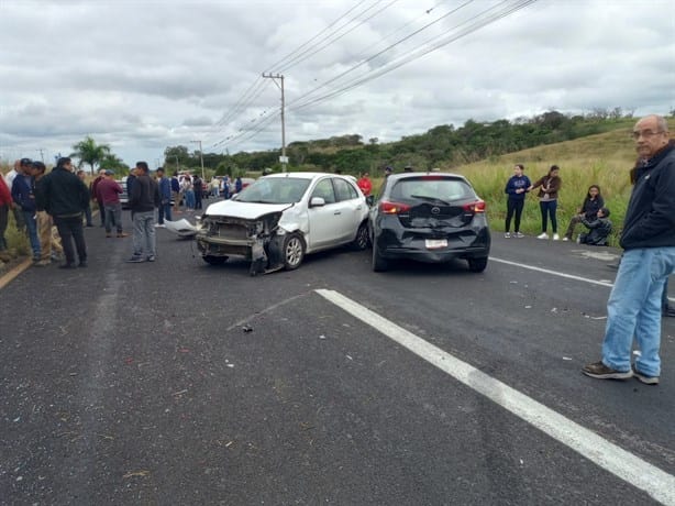 Tráiler se lleva de corbata dos autos en la carretera Xalapa-Veracruz