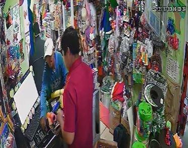 Captan a jóvenes vaciando caja registradora en papelería de Medellín de Bravo | VIDEO