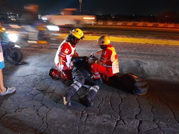 Conductora de motocicleta termina en el hospital tras ser impactada por automovilista