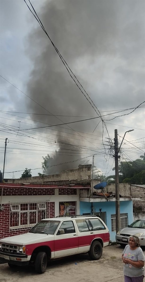 Incendio en cuartería de Coatepec; se movilizan bomberos