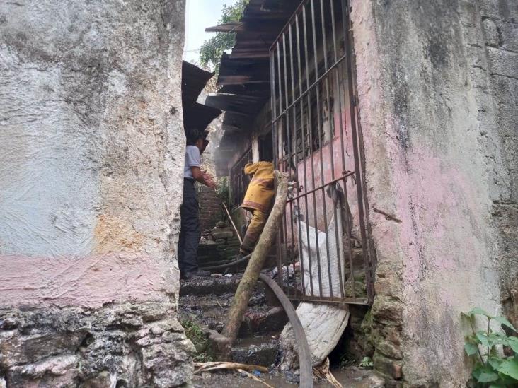 Incendio en cuartería de Coatepec; se movilizan bomberos