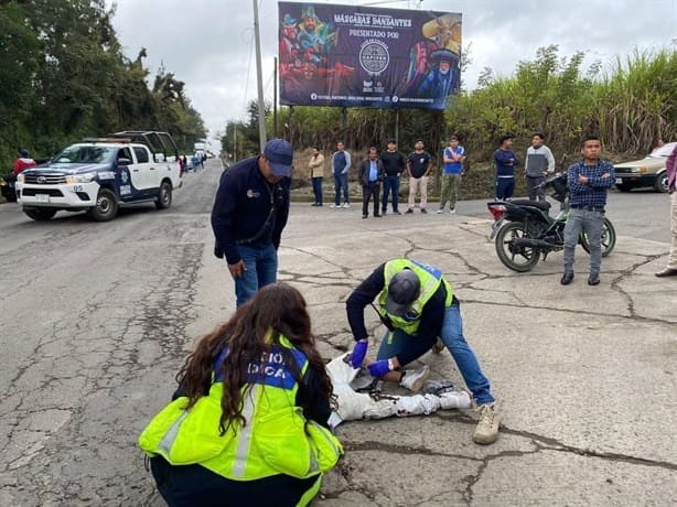 Derrapan motociclistas en carretera de Coscomatepec