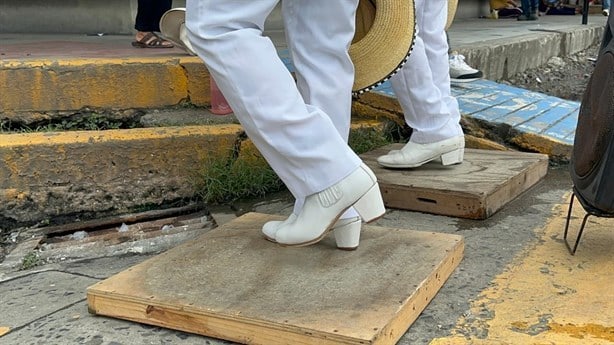 Jorge y su hijo alegran con su danzan el centro de Poza Rica