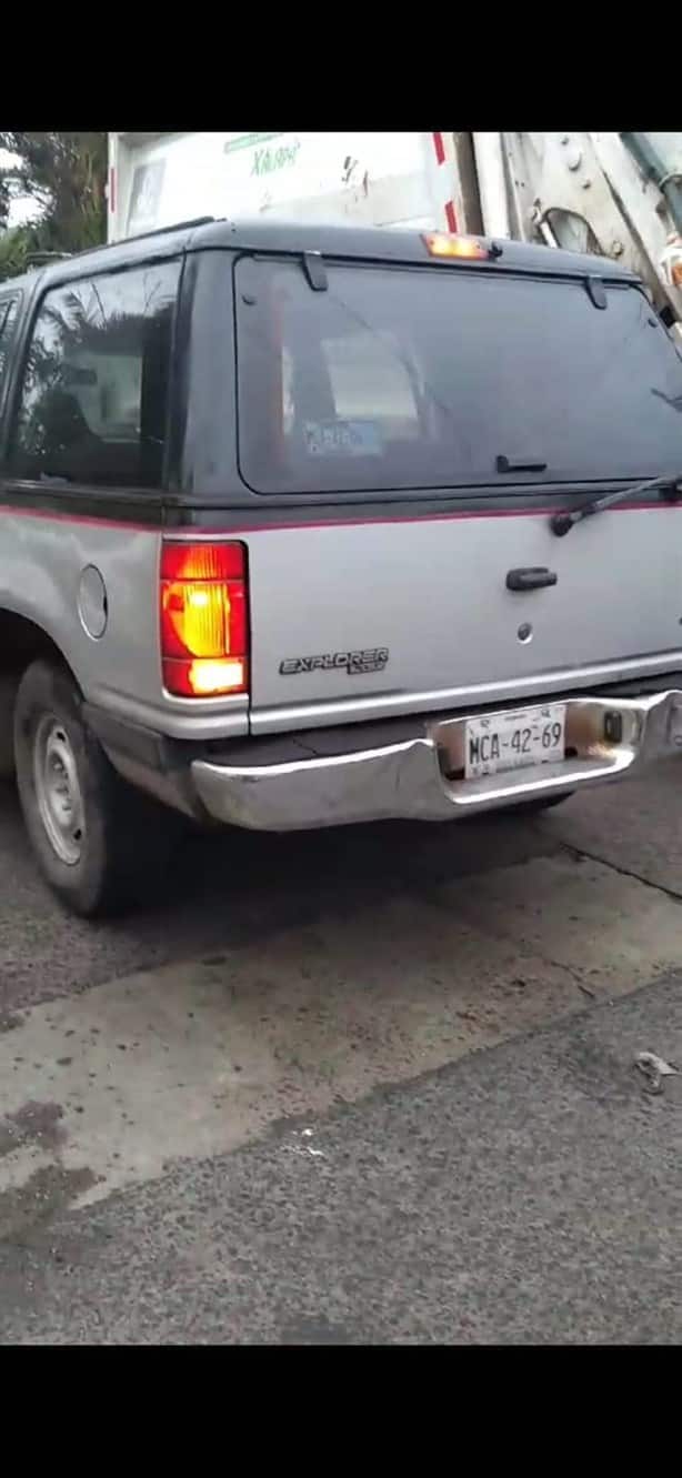 Con su camioneta, ebrio causa daños a vehículos en colonia de Xalapa